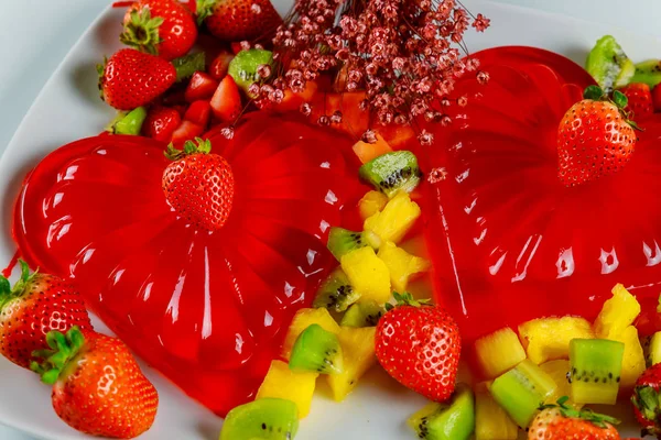 Delicioso morango gelatina sobremesa forma de coração com flores para casal . — Fotografia de Stock