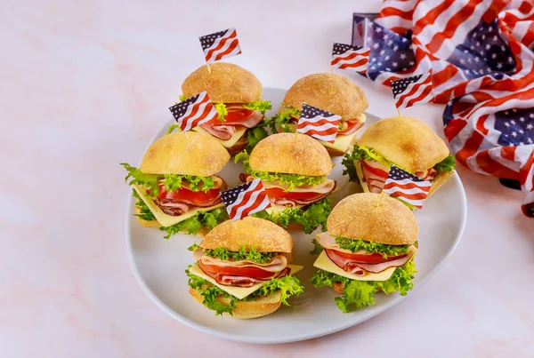 Celebração feriado americano com sanduíches e bandeira americana . — Fotografia de Stock