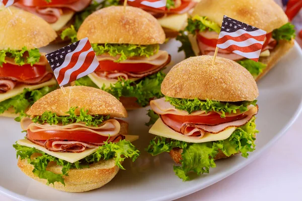 Сэндвичи с американским флагом для патриотической партии . — стоковое фото