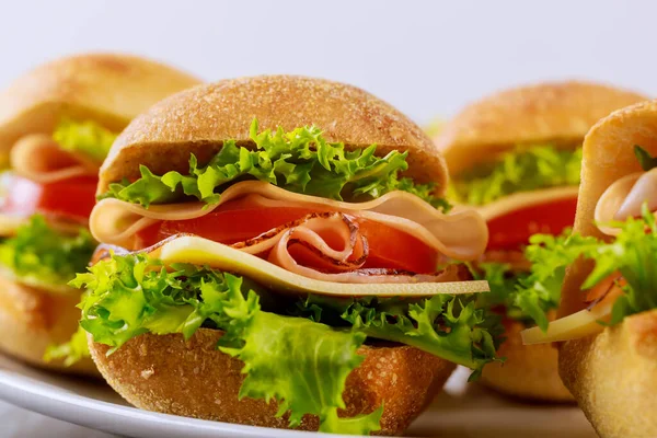 Deliciosos sándwiches hechos de rollo de ciabatta con jamón . — Foto de Stock