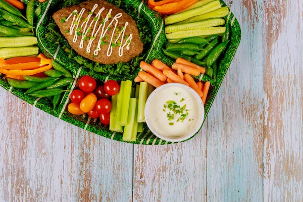 Мясной рулет с овощным блюдом и соусом, ранчо . — стоковое фото