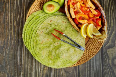 Fajita, limon ve avokadoyla ıspanaklı tortilla..