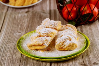 Yeşil tabakta taze elmalı pudralı elmalı turta..