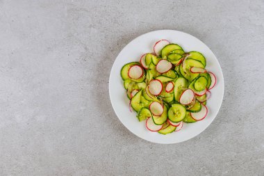 Salatalık ve turptan basit sebze salatası..