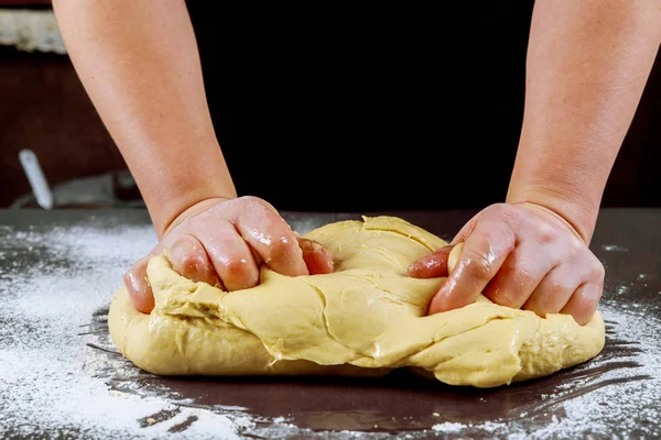 Mujer amasando masa para hacer pasta . — Foto de Stock