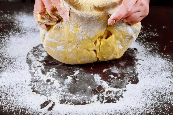 Mujer amasando masa para hacer pastel . — Foto de Stock