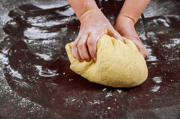 Donna impastando con la pasta mani per fare il pane . — Foto Stock