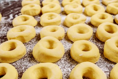 Kızartmadan önce un ve çiğ çörekler..