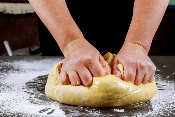 Mujer amasando masa para hacer pizza . — Foto de Stock