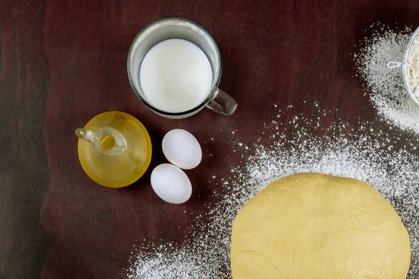 Hacer masa de levadura casera con aceite, huevos y leche . — Foto de Stock