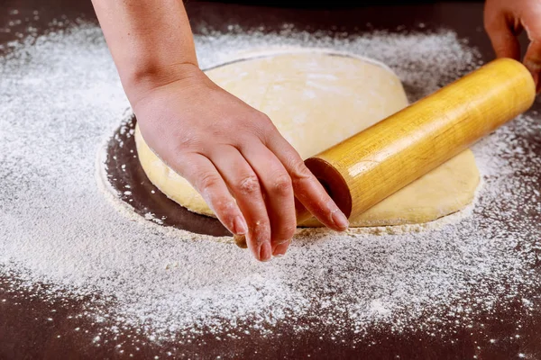 Masa rodante mujer con rodillo para hacer bollos .. — Foto de Stock