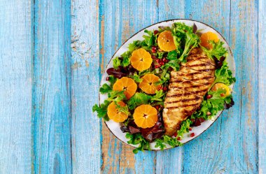 Izgara hindi ve mandalinalı lezzetli salata..