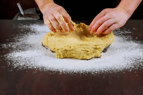 Женщина смешивает тесто для приготовления пончиков . — стоковое фото