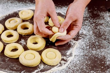 Amerikan çöreği ve hamur hamurundan hamur işi yapan bir kadın..