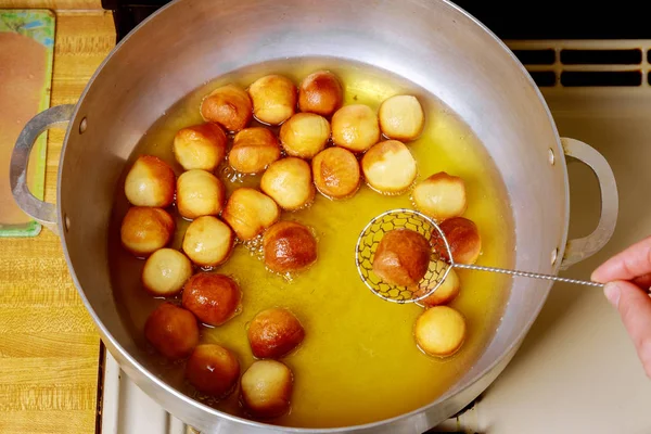 Munchkins τηγάνισμα σε καυτό λάδι σε βαθύ τηγάνι. — Φωτογραφία Αρχείου