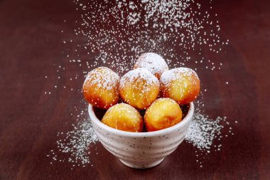 Pudralanmış ufaklıklar beyaz tabakta..