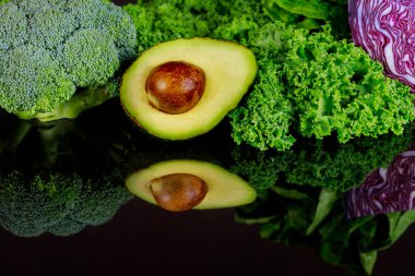 Yumuşak yüzeyde sebzelerin yansıması.