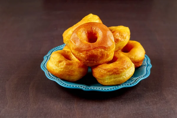 Donuts caseros sencillos en plato azul . — Foto de Stock