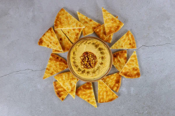 Hummus de grão de bico e pão pita no fundo branco . — Fotografia de Stock