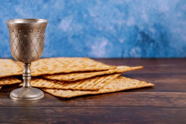 Matzos ekmeğiyle bir bardak şarap. Yahudi bayramı.