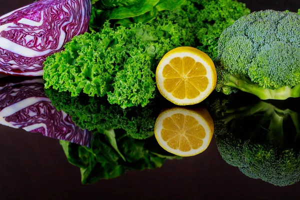 Ingredientes frescos para batido saludable o ensalada . —  Fotos de Stock