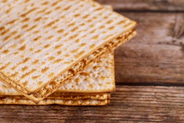 Ahşap arka planda Yahudi matza ekmeği. Hamursuz Bayramı konsepti