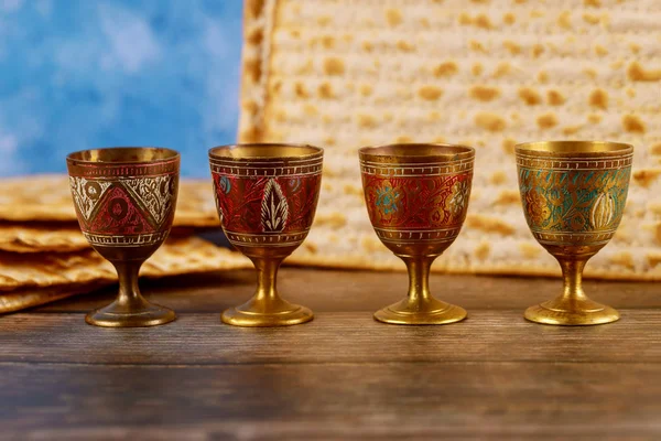 Чотири винних чашки з маца. Єврейські свята Пасха. — стокове фото