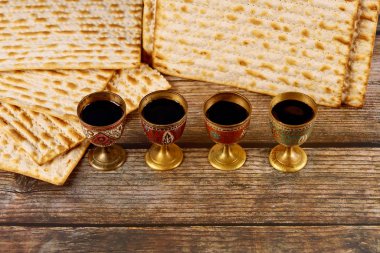 Matza ve dört kadeh şarap. Yahudi bayramı konsepti.