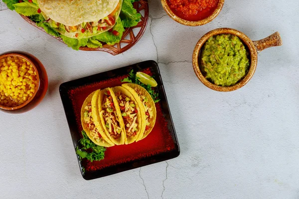 Conchas de tacos rellenos con salsa y guacamole, tacos de plato mexicano . — Foto de Stock