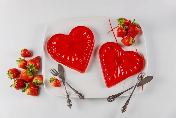 Sweet gelatin hearts dessert in the white dish with fresh strawberry. — Stock Photo, Image