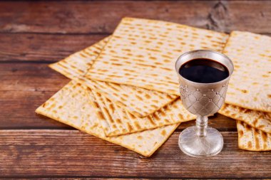 Matza ve içi şarap dolu gümüş bir kupa. Yahudi bayramı konsepti.