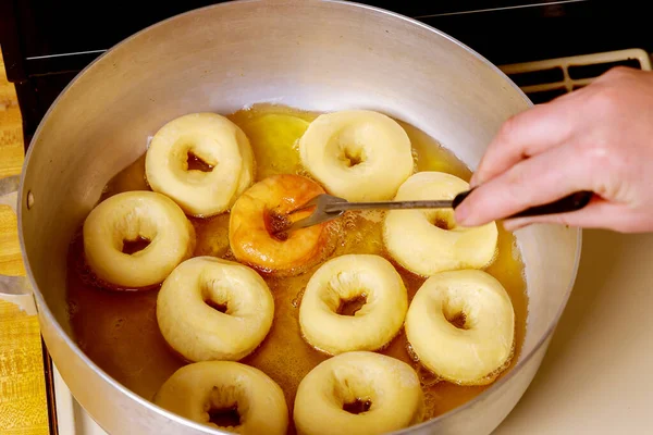 Flip- en frituurdonuts met gat in hete olie. — Stockfoto