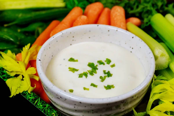 Ranch mártás szósz zöldséggel közelről. — Stock Fotó