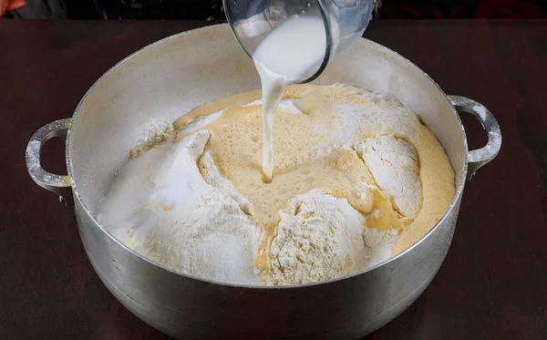 Выливание молока на тесто для приготовления хлеба . — стоковое фото