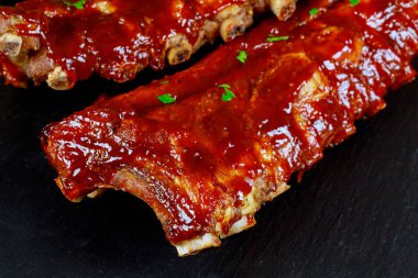 Siyah tahtada domuz pirzolası..