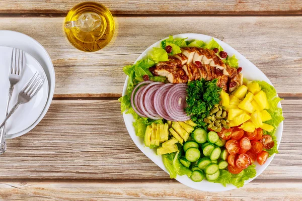Салат с куриной грудью, овощами и оливковым маслом . — стоковое фото