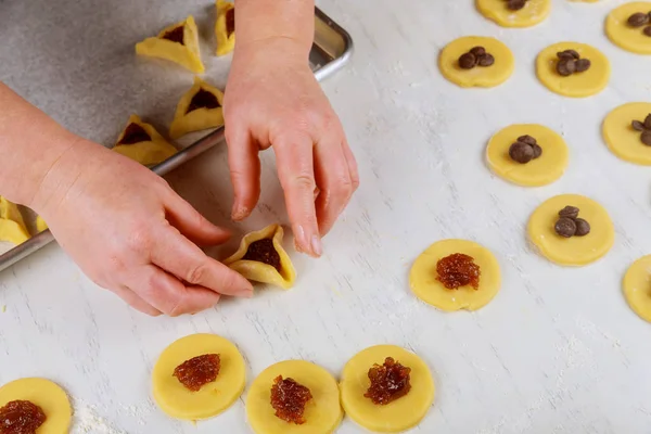 Göra hamentaschen kakor för Purim. Judarnas semesterbegrepp, — Stockfoto