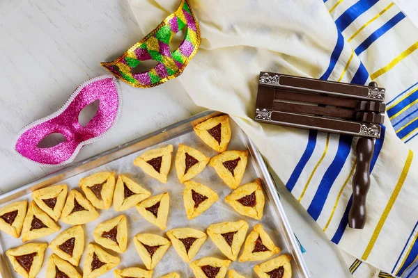 Biscotti ebraici per Purim con maschera, tallit e silenziatore . — Foto Stock