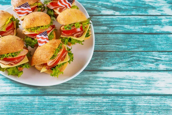 Сэндвичи с ветчиной, сыром и помидорами для американского праздничного стола . — стоковое фото