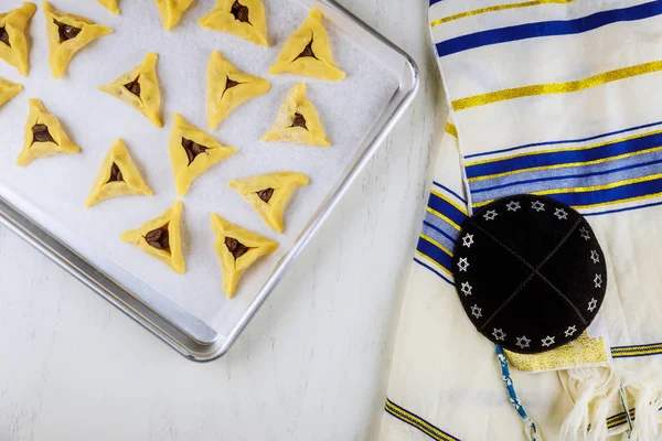 Uncooked jewish cookies on oven tray with kippa and tallit. — Stock Photo, Image