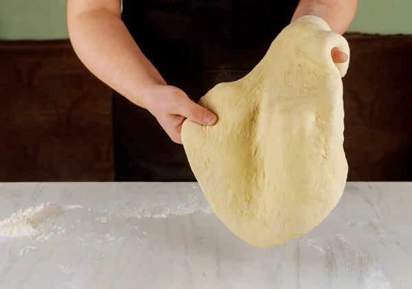 Mujer amasando masa de pizza para hacer pizza . — Foto de Stock