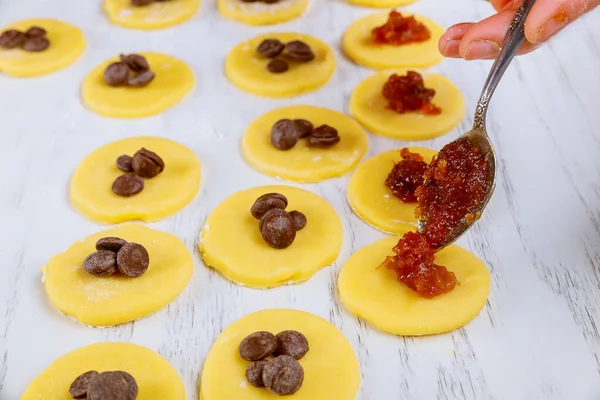 Mermelada de relleno en círculos de masa de galletas crudas . — Foto de Stock