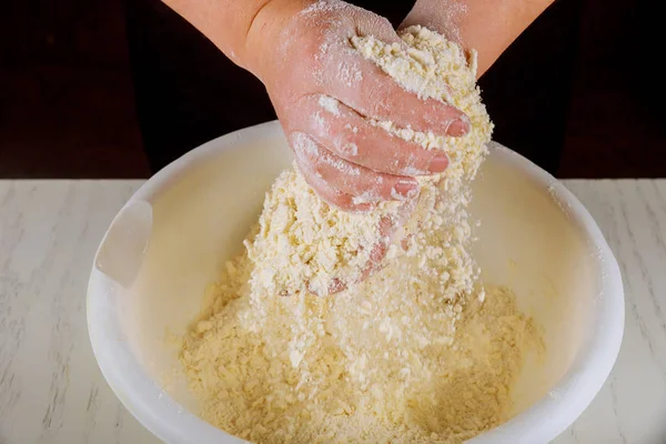Kobieta mieszająca masło i mąkę z rękami. — Zdjęcie stockowe