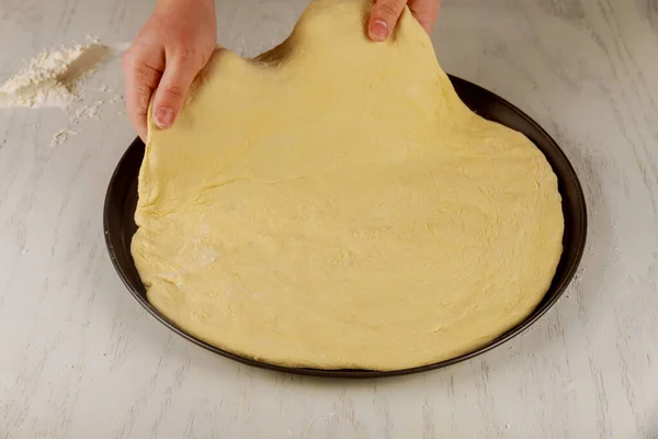 Pizza fresca cruda en bandeja de horno . — Foto de Stock