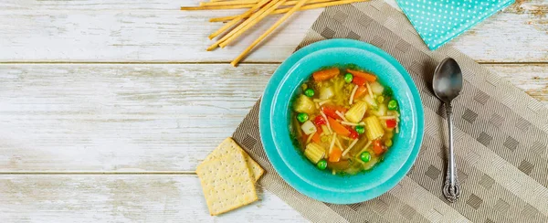 Healty vegetable soup with crackers and bread sticks. — 图库照片