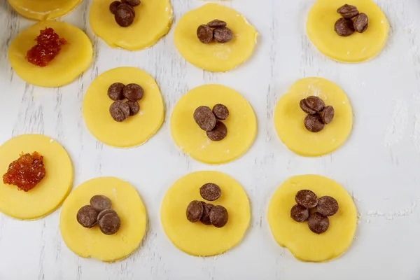 Rotoli biscotti di pasta frolla con gocce di cioccolato preparate per cottura . — Foto Stock