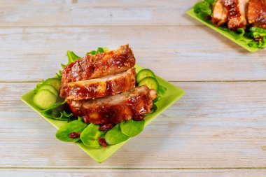 Biftek soslu domuz pirzolası, salatalık ve ıspanak..