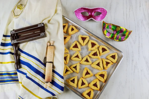 Єврейське трикутне печиво для Purim з талітом, тора і шумом.. — стокове фото