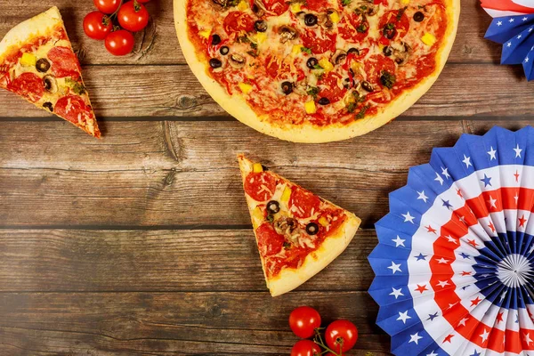 Amerikan bayramı için pizza partisi ahşap masada..