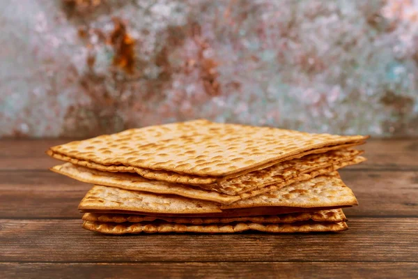Israëlisch matzah brood voor de Joodse feestdag. — Stockfoto